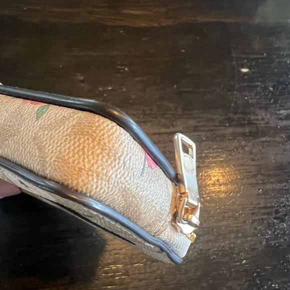 Coach coin and card Holder…. Used a couple of times .. like new - Picture 5 of 6